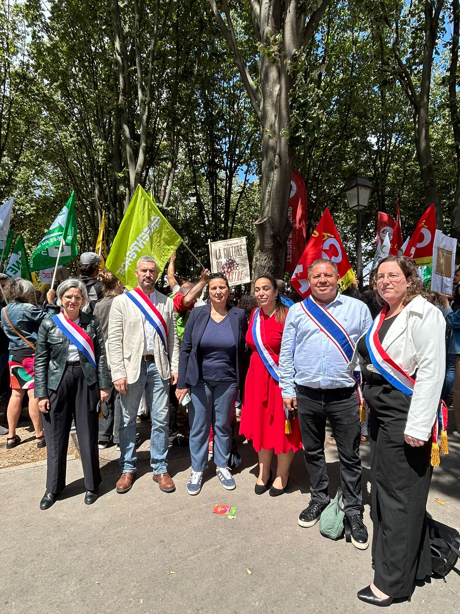 PoleEcolo_IDF's tweet image. Nous étions devant l’Assemblée Nationale pour appeler au rejet de la loi Duplomb par les député·es.
Cette loi préfère les intérêts financiers de l’agro-industrie et de la FNSEA, à la santé des agriculteur·rices et de l’environnement.
#LoiDuplomb #loipoison