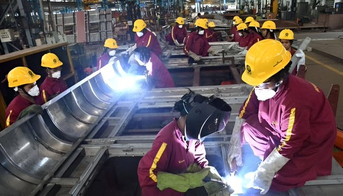 WorldDailyFeed's tweet image. 🚨 Gujarat govt approves 12-hour workdays for factory workers, up from the previous 9-hour limit. Move aims to boost productivity, but sparks labor rights debate.

#Gujarat #LabourLaws #FactoryWorkers #India #WorkPolicy