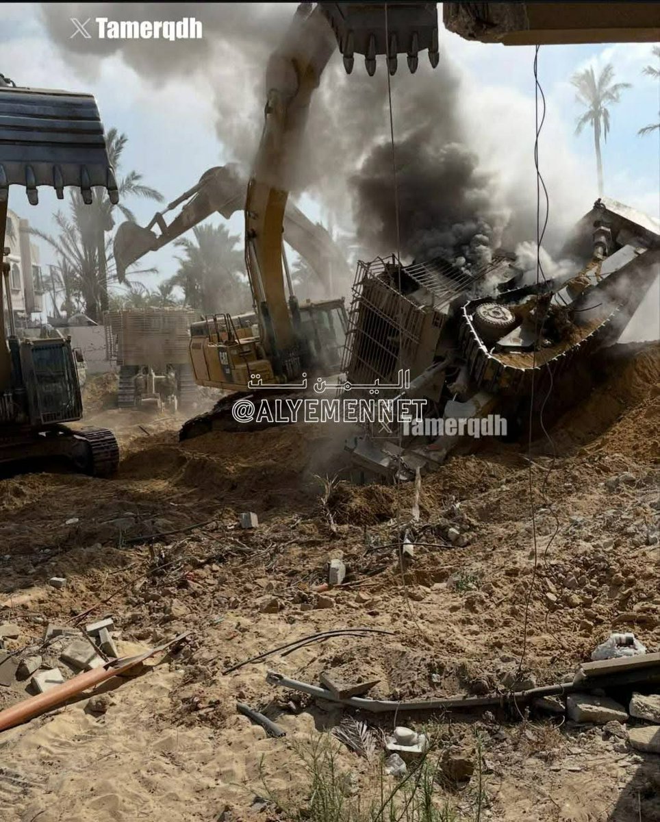 صورة مسربة من جنود الاحتلال الإسرائيلي في خانيونس أمس أحتراق جرافة عسكرية D9 بعد تفجير عبوة ناسفة فيها.