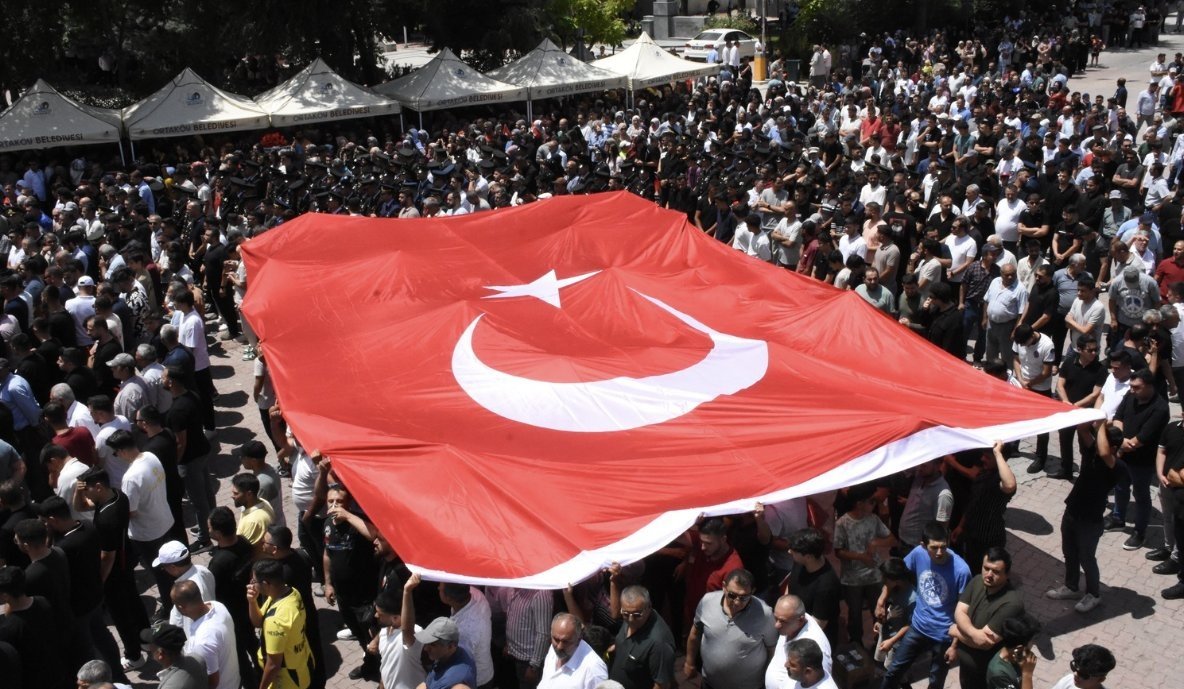 Türkiye 12 şehidini son yolculuğuna uğurluyor.