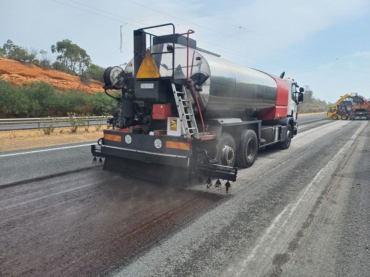 oscar_puente_'s tweet photo. Encaramos la recta final en los trabajos de rehabilitación del firme a lo largo de 127 Km de  la A-49, H-30 y H-31 (Huelva) con tres millones de inversión.

Hemos finalizado los trabajos de mejora del pavimento en la A-49, a los que corresponden las imágenes, y abordamos la fase de pintura.