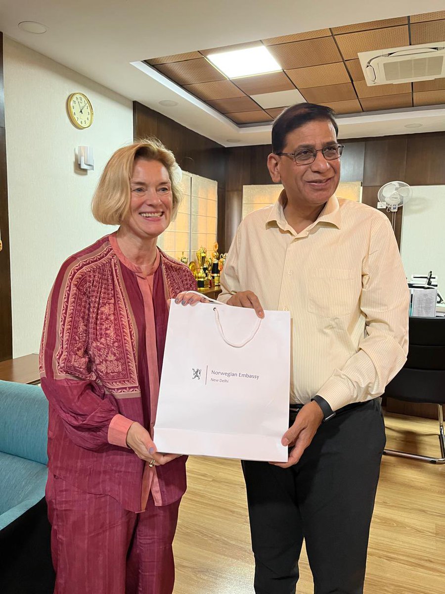 NorwayAmbIndia's tweet image. Thank you Vice Chancellor @ProfFMustafa! Inspiring to learn about the Gender Resource Center @cnlu_official in collaboration with @UNFPAIndia and a brilliant
interaction with your students on #genderequality and #YouthLeadership