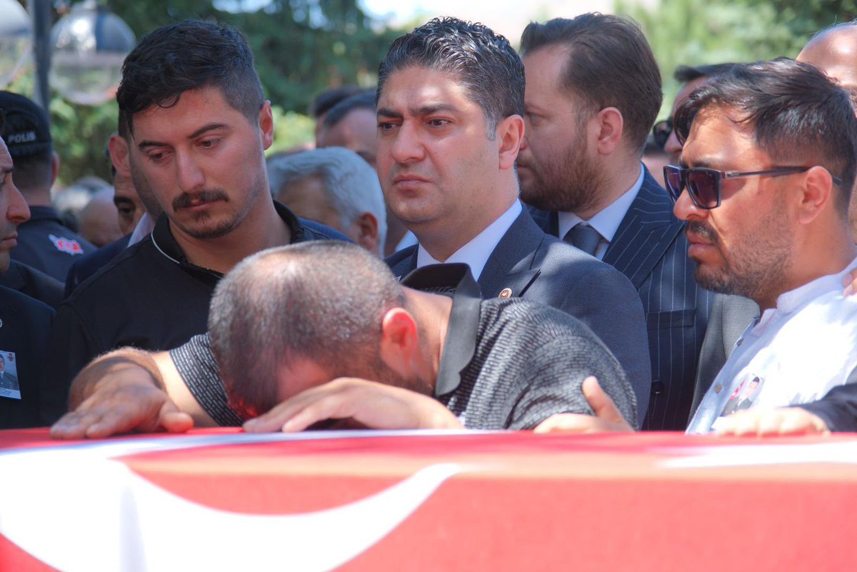 Sarız, bugün bir evladını toprağa değil, kalbine emanet etti.
Kayserili Şehidimiz Ümit Üzüm’ü, dualarla, gözyaşlarıyla Hak’ka uğurlandı.
Rabbim şehidimizin makamını ali, ailesine sabır ve metanet ihsan eylesin.
Şehidimizin aziz hatırası gönlümüzde daima yaşayacak… 🇹🇷