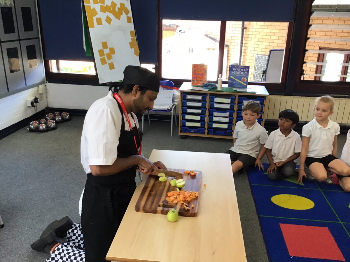 Today Year1@JeffersClass got to watch a real life chef chop an apple and a carrot. They watched very carefully how to hold the fruit and some children even got to use the knife #WeLoveSouthCamberley #WeloveDT
