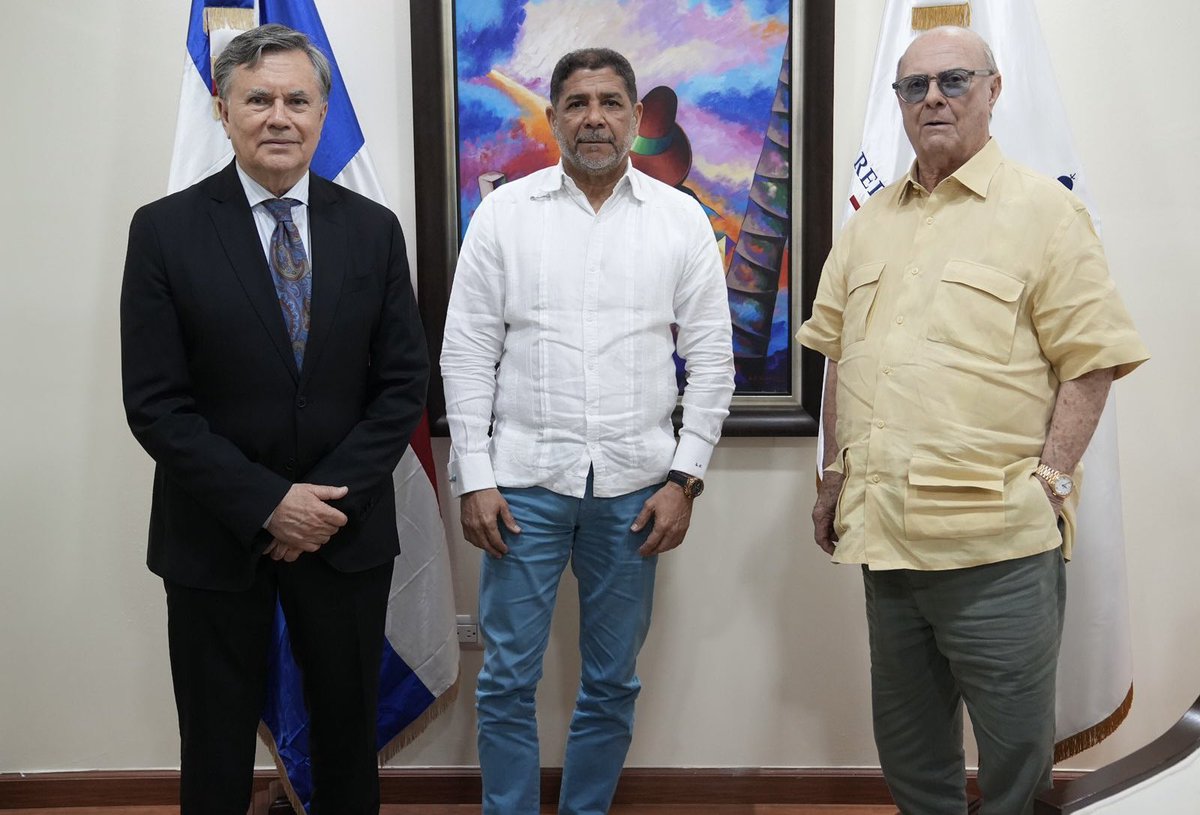 Acompañados del expresidente Hipólito Mejía, un hombre que ha sido clave para el desarrollo de la agricultura en el país, recibimos al director de <a href="/IICAnoticias/">IICA</a>, señor Manuel Otero, para fortalecer la cooperación internacional con la agropecuaria dominicana.