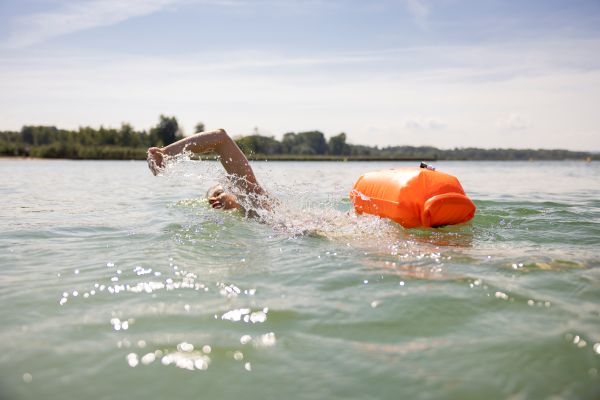 Fast 90 % aller tödlichen Ertrinkungsunfälle passieren in Seen und Flüssen. Die meisten gehen plötzlich unter und ertrinken, obschon sie schwimmen können. In solchen Momenten gibt eine Auftriebshilfe Halt – und rettet Leben. scom.ly/pZWNo1A