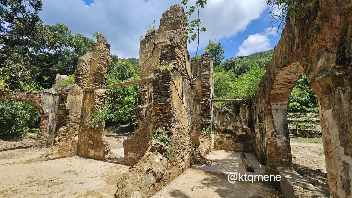 ktqmene's tweet photo. Estando en Borburata nos acercamos a conocer las ruinas de la casona de la Hacienda Solórzano, enorme y gallarda con un estilo único de arquitectura #Borburata #PuertoCabello #Carabobo #Venezuela #historia #Arquitectura #AventurasenBicicleta #biciturismo https://t.co/cIl6KG7C8G