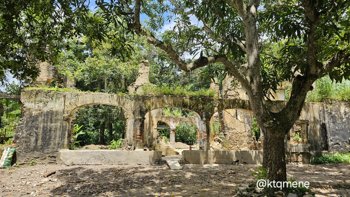 ktqmene's tweet photo. Estando en Borburata nos acercamos a conocer las ruinas de la casona de la Hacienda Solórzano, enorme y gallarda con un estilo único de arquitectura #Borburata #PuertoCabello #Carabobo #Venezuela #historia #Arquitectura #AventurasenBicicleta #biciturismo https://t.co/cIl6KG7C8G