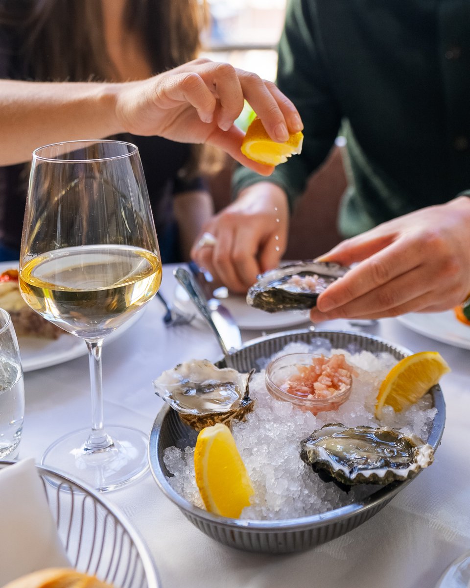 EnglishsoB's tweet image. A classic pairing that never misses: oysters and a crisp glass of white.
Simple, elegant, and unmistakably English’s.
#Oysters #SeafoodRestaurant #BrightonRestaurant #TimelessPairing #EnglishsofBrighton