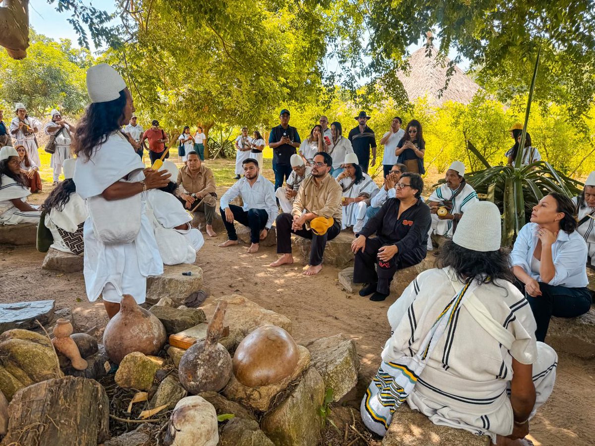 👉🏾En el marco la conmemoración de los 500 años de fundación de la ciudad de Santa Marta junto a la SAE S.A.S, entregamos el predio Los Acantilados, de 227 hectáreas, a autoridades del pueblo Arhuaco de la Sierra Nevada.

📍Esto, representa la ampliación de su resguardo conocido