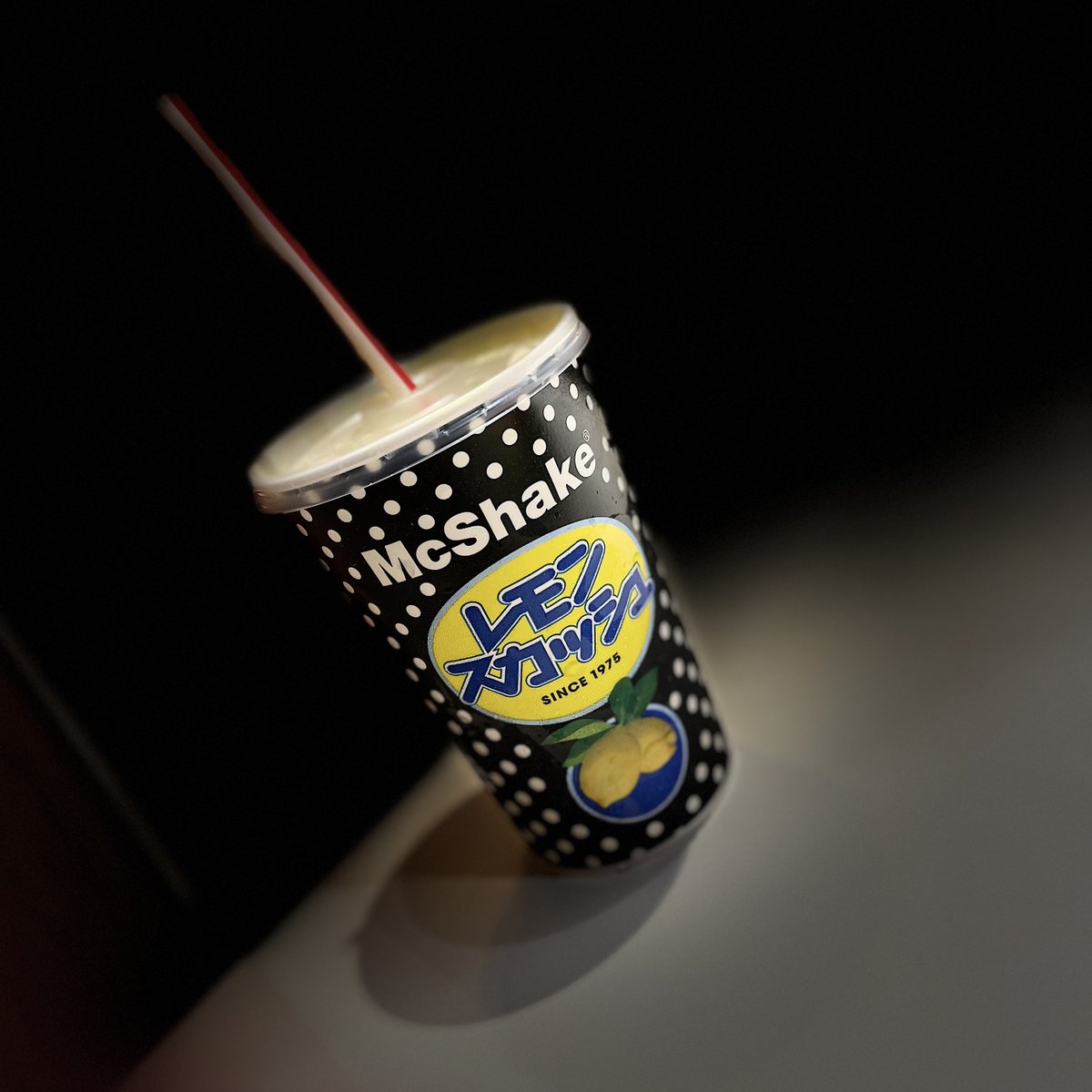 rito_yuki_1990's tweet photo. マックシェイクのレモンスカッシュ味飲んでみた🍋🖤
さっぱり系でうまっ…これは夏に正解。
レトロなカップもかわいすぎん??
#マックシェイク #レモンスカッシュ #夏ドリンク #McShake #マクドナルド https://t.co/Qs4OBphP7F