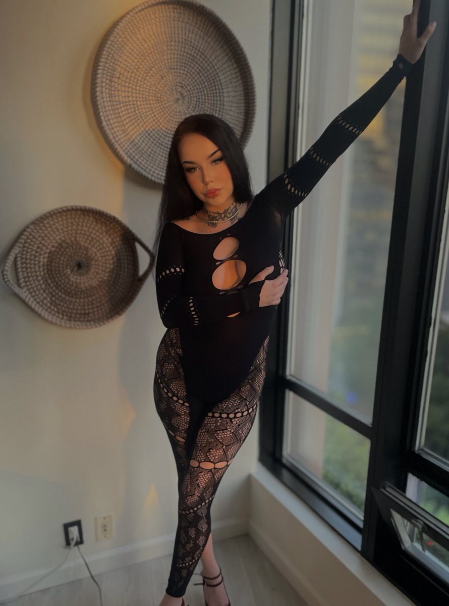 Figure_8OF's tweet photo. @sandiego_fanss  ‼️lost my account at 1.6k and it messed a lot of opportunities up for me money/ work stuff so please help ya girl out and follow me 🥰 my NEW insta is https://t.co/aAYm8ZGhiJ https://t.co/I8jdTtrJmO