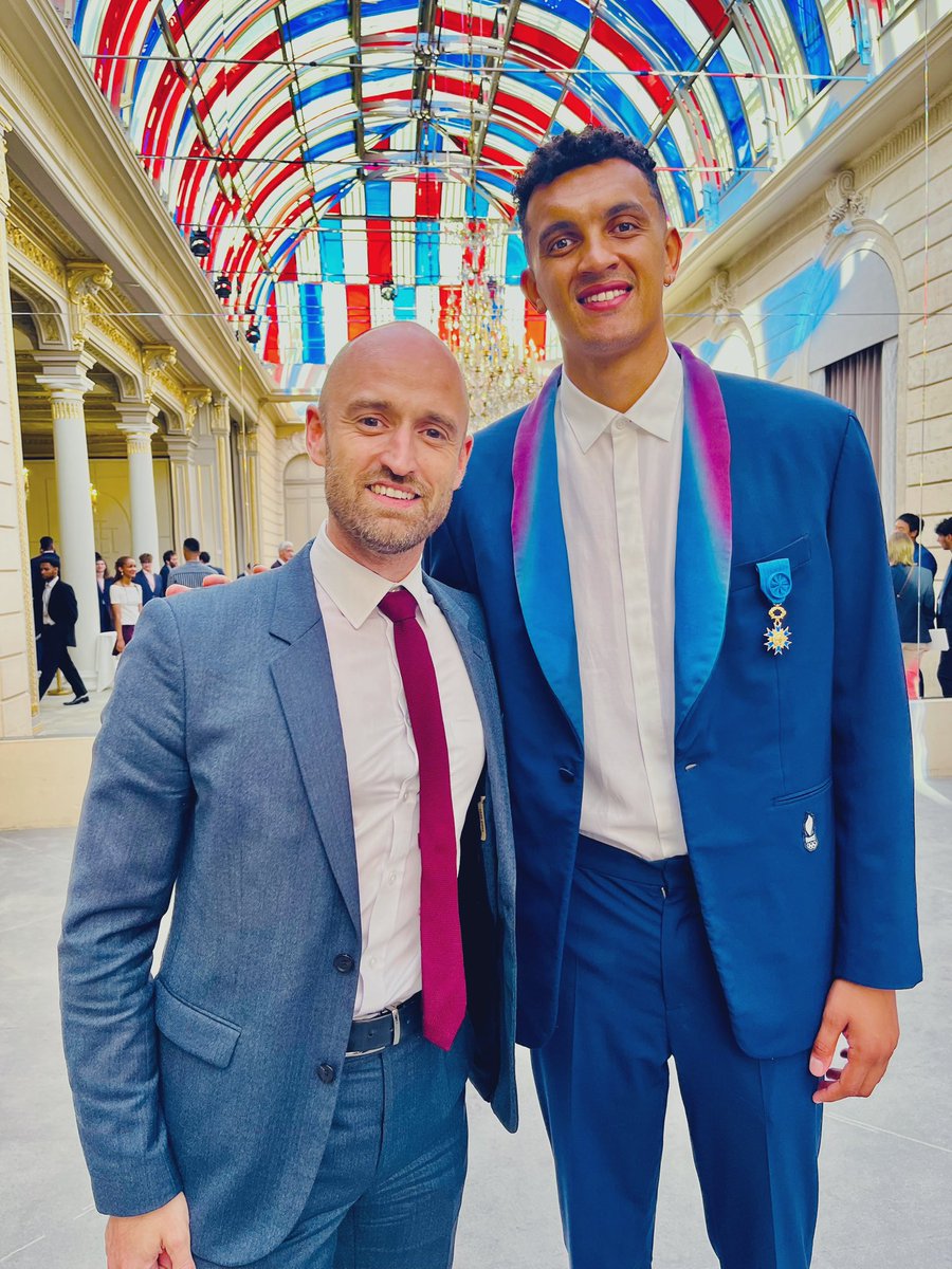 DucroquetSamuel's tweet image. Magnifique cérémonie de remise d’insignes dans les ordres nationaux, aux membres de l’équipe masculine de #VolleyBall - double championne olympique en titre 🥇
#Tokyo2020 #Paris2024 …