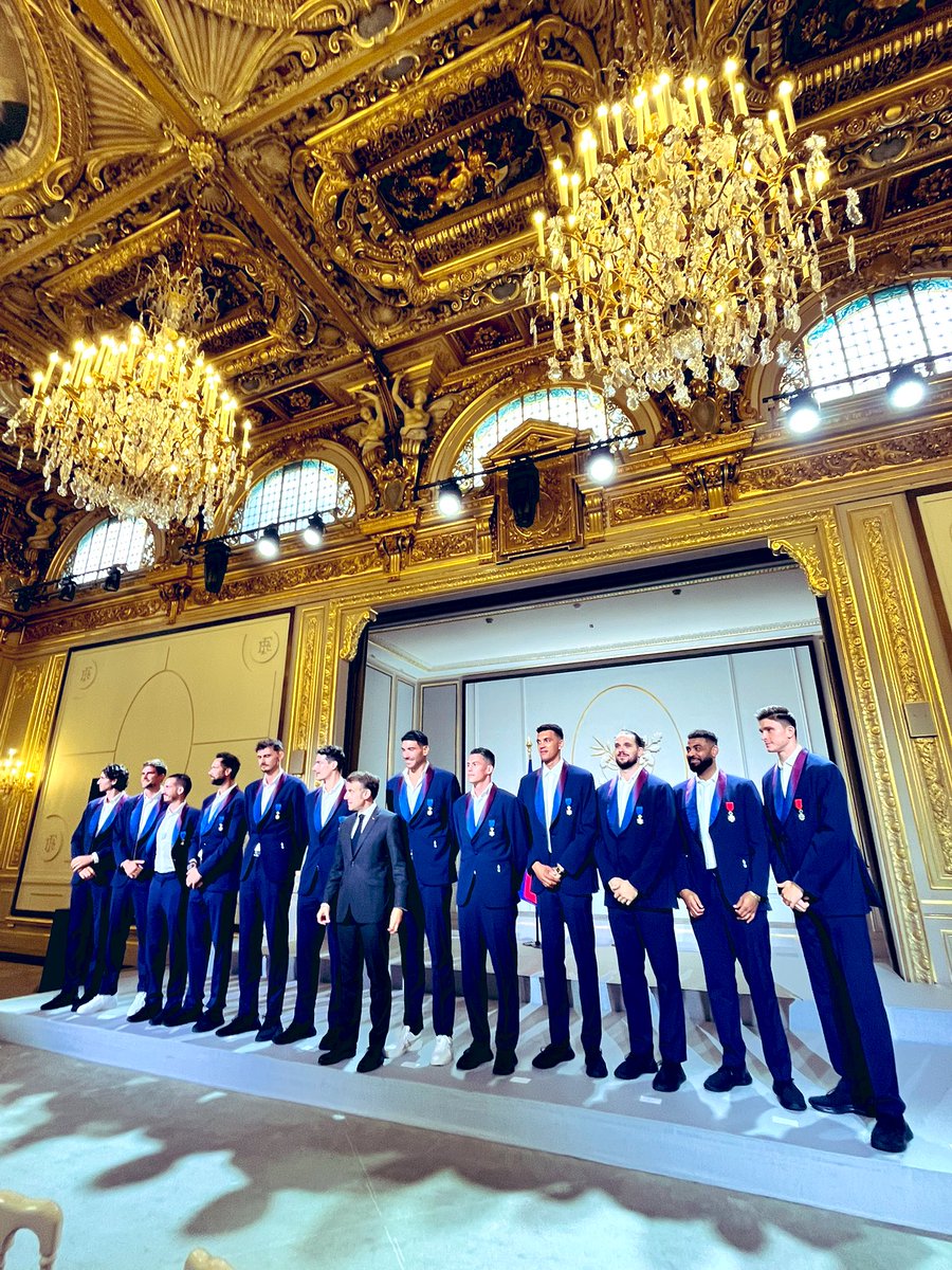 DucroquetSamuel's tweet image. Magnifique cérémonie de remise d’insignes dans les ordres nationaux, aux membres de l’équipe masculine de #VolleyBall - double championne olympique en titre 🥇
#Tokyo2020 #Paris2024 …