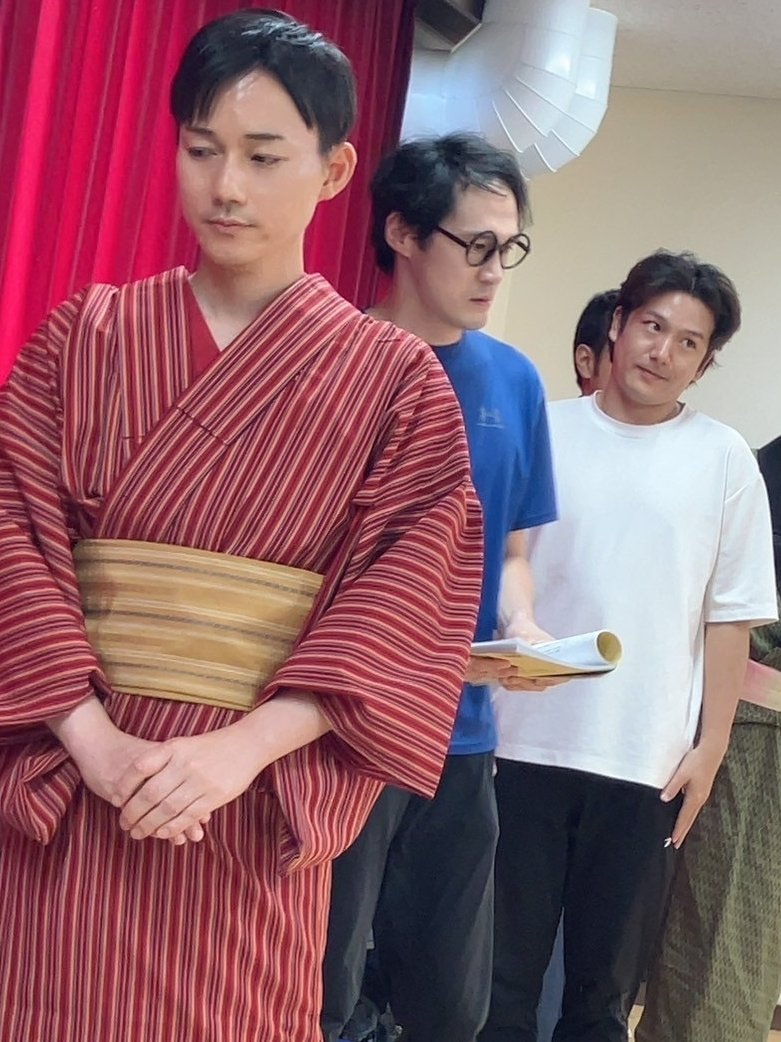 kosei_yuki's tweet photo. 一人ひとりの個性と熱量がどんどん上がってきて、
涼しい稽古場が一瞬で暑くも熱くもなります🔥

結城は演芸分隊の叶谷(かなや)上等兵を演じるのですが、一瞬だけ女形もやらせて頂きます！

記憶に残る、心に残るモノをお届けします

チケットのご予約↓
https://t.co/VQcQuG7vzM

#南の島に雪が降る https://t.co/MekSPVQciF