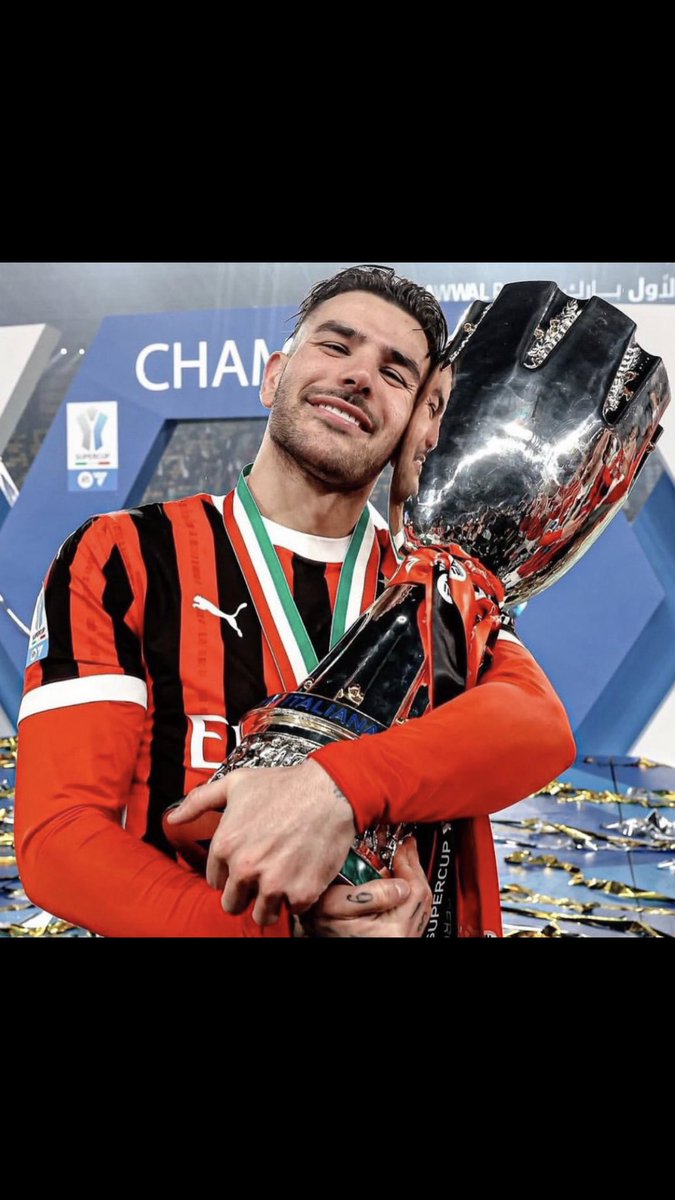 milanny1899's tweet photo. شكرا لافضل ظهير ايسر في الدوري قدم كل مالديه في الفتره الي كان الميلان يحتاج لاعب له اسمه في الملعب ثيو صنع الفارق 🖤❤️ https://t.co/8e8xGK3IV6