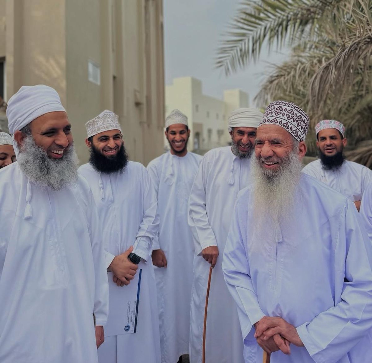 بسماتُكُ يا شيخي فلقٌ
 كالفجرِ  يُضّوي عَتمتنا  

فرعاكَ اللهُ لنا عَلَماً 
يَزكو عِلماً خلقاً وَسنا

#فراهيد_المالكي