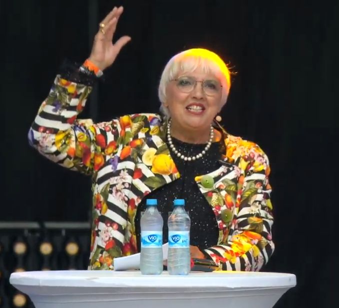 uepo_de's tweet image. Claudia Roth auf dem #ColognePride: „Hört auf, gegen gendergerechte Sprache zu hetzen! Gendergerechte Sprache ist kein ‚woker Kram‘, sondern ist der Schrei nach Anerkennung meiner Identität, unserer Identität.“ Mehr dazu hier: uepo.de/2025/07/06/cla… #Gendern