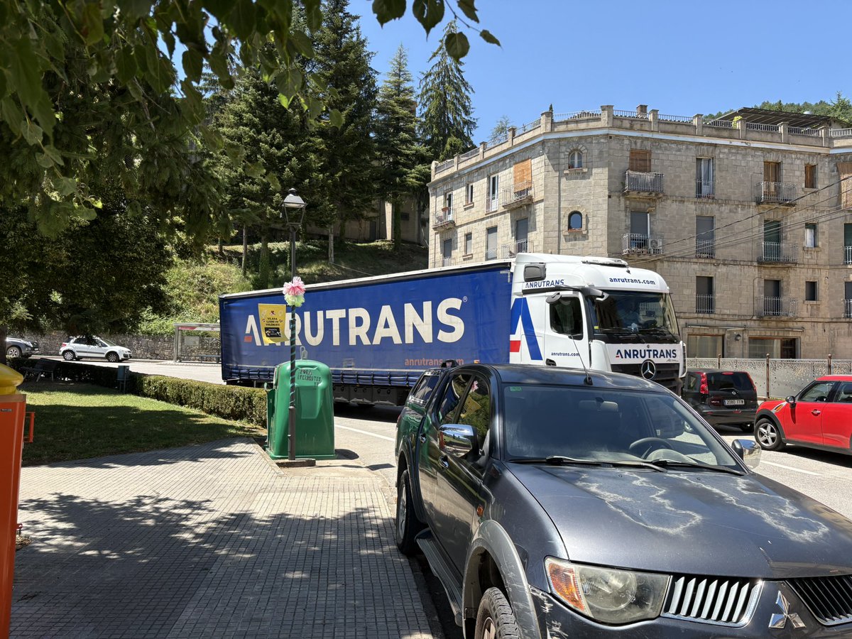AjVilada's tweet image. ⚠️ Volem recordar que els camions de gran tonatge tenen ⛔️ RESTRINGIT el pas per la C-26 entre Berga i Ripoll.
Imatges com aquesta, d’aquest matí, es repeteixen massa sovint encara.
#elberguedà #transit #berguedà