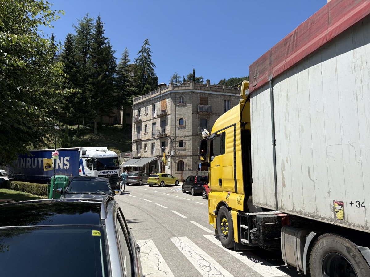 AjVilada's tweet image. ⚠️ Volem recordar que els camions de gran tonatge tenen ⛔️ RESTRINGIT el pas per la C-26 entre Berga i Ripoll.
Imatges com aquesta, d’aquest matí, es repeteixen massa sovint encara.
#elberguedà #transit #berguedà