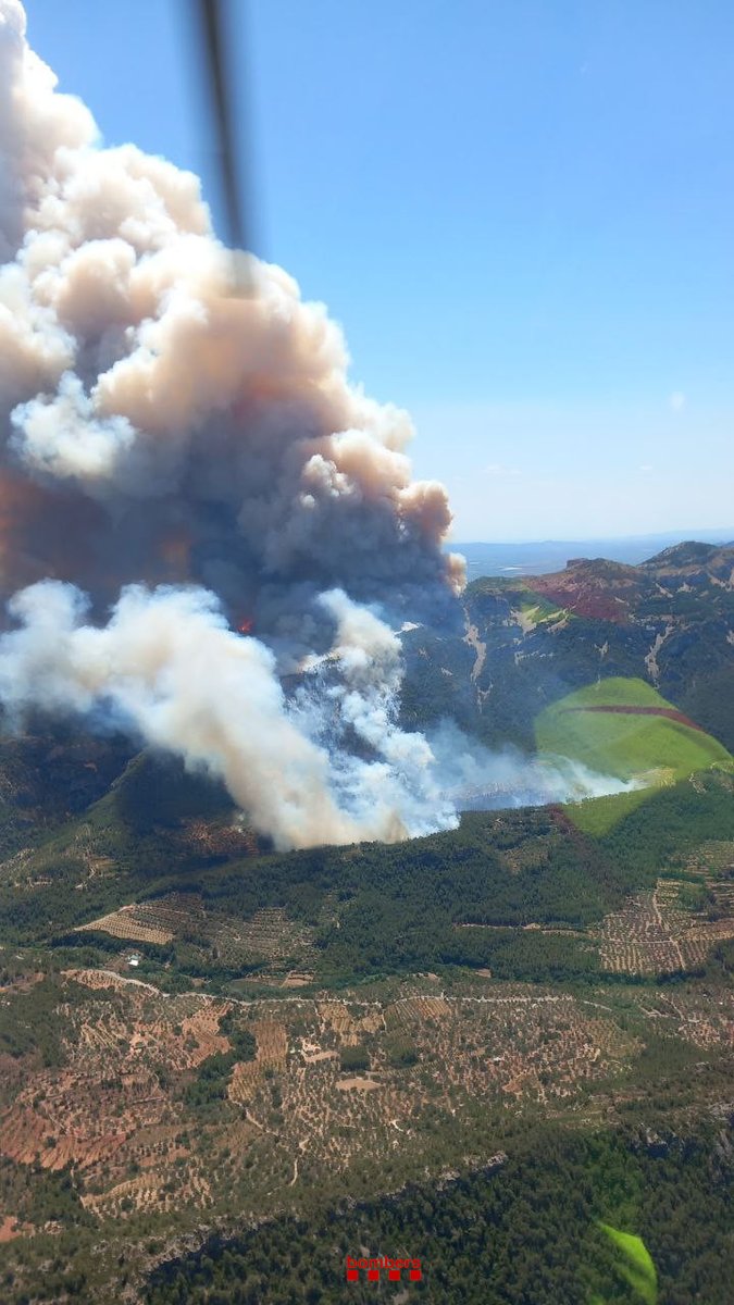 🔴Dilluns 7/07 (13.00–14.23 h)

Fase inicial.

➡️ Propagació molt ràpida des de la zona de Paüls i la Coscosa.

🔥 Es cremen més de 500 ha en poc més d’una hora, amb velocitat de propagació de fins a 2,45 km/h.

#bomberscat