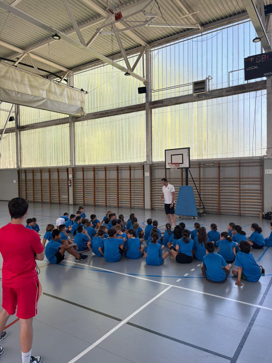 🏀🏀Nueva visita de  Sergio de la Fuente, al turno 2º del campus <a href="/FBCyLValladolid/">FBCyL Valladolid</a> que realizamos  junto a <a href="/DeportesVLL/">DeportesVLL</a> en el Pol. Parquesol 📸