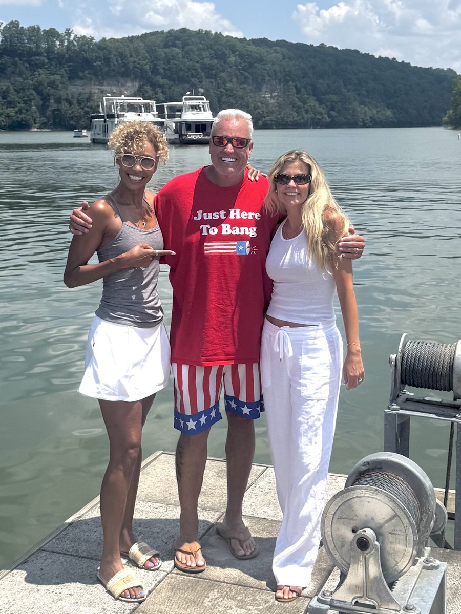 sagesteele's tweet image. If Rex Ryan’s t-shirt doesn’t make your day like it made mine (and @samponder 😂) not sure what will. Happy belated 4th of July!
😂❤️🤍💙