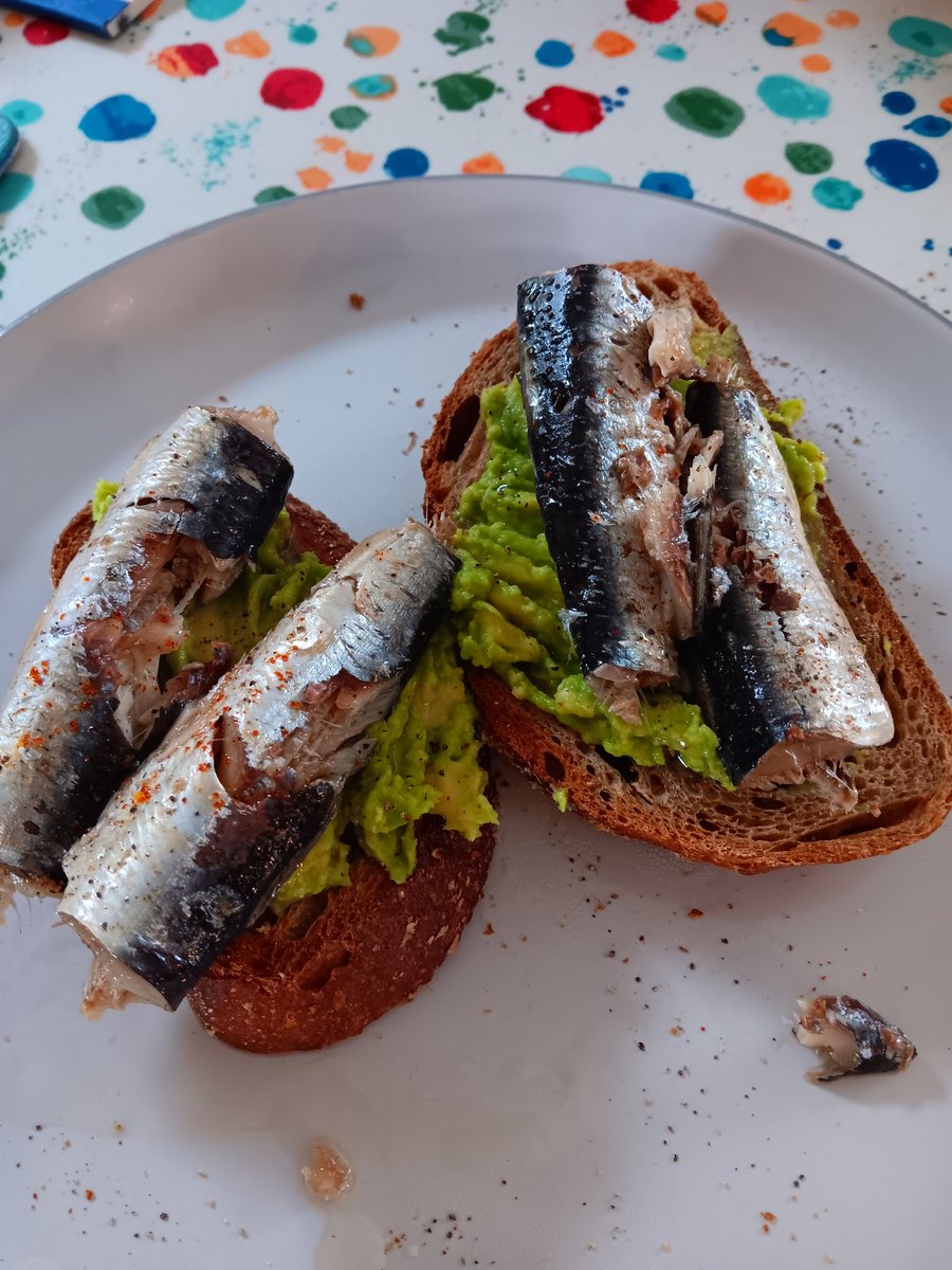 NeillWalker1's tweet image. A very simple, bug health and delicious lunch today .
Sourdough toast, avocado, sardines, black pepper, and a tiny pinch of chilli powder.