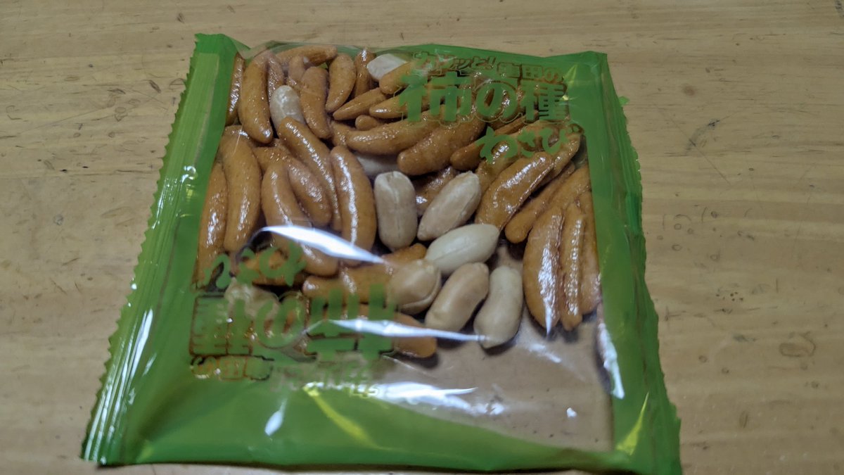 今夜は、こんな感じ😄家でできたキュウリ🥒とミニトマト🍅のサラダと、豚の焼いたの😄と、オヤツ😄😄