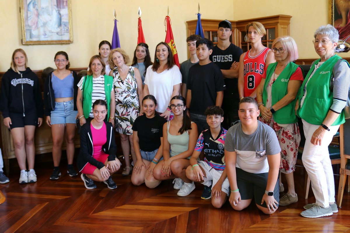 La alcaldesa <a href="/mndres/">Miriam Andrés</a> y la delegada del área de #BienestarSocial, Charo García, han recibido hoy en el despacho de Alcaldía al segundo grupo de jóvenes que participa durante estos días en el #campamento organizado por <a href="/ContraCancerEs/">Asociación Española Contra el Cáncer</a> de #Palencia junto a <a href="/ESFundacion/">Fundación Eusebio Sacristán</a>.