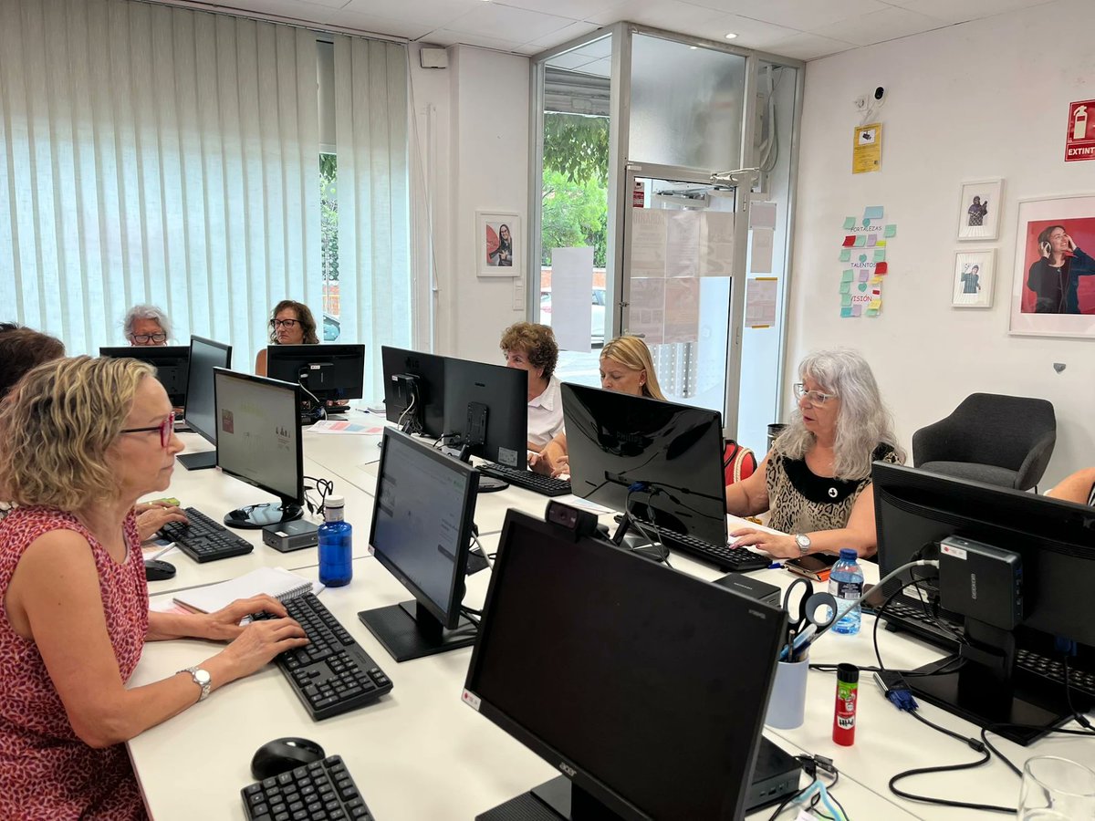 Hoy hemos dado comienzo nuestro último curso de ordenadores 💻 antes de las vacaciones 🌞.

Y esque el calor no detiene a nuestr@s mayores 👵🏽👴🏽 de #GeneraciónValores, que han venido con muchas ganas de seguir aprendiendo la nuevas tecnologías ⌨️.

<a href="/JOVESOLIDES/">JOVESÓLIDES</a>
🫶🏼🫶🏼