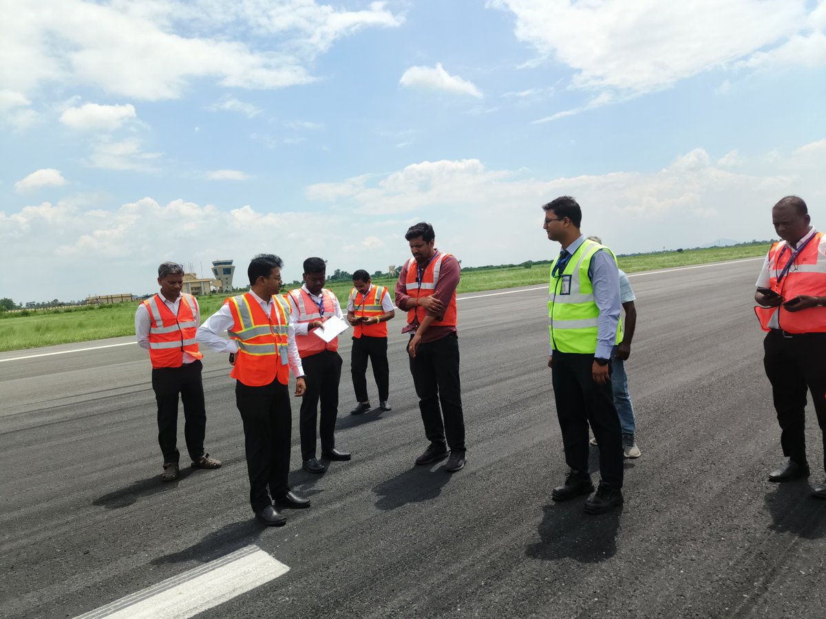 aaigayaairport's tweet photo. सुरक्षा सर्वोपरि !
भारतीय विमानपत्तन प्राधिकरण, गया एयरपोर्ट यात्रियों और विमानों की सुरक्षा से कभी समझौता नहीं करता। विमानपत्तन निदेशक एवं संबंधित विभागाध्यक्षों की उपस्थिति में संयुक्त रनवे निरीक्षण किया गया।#AAI #GayaAirport #सुरक्षा_सर्वप्रथम #RunwayInspection #FlySafe https://t.co/CPNMjzYzlk