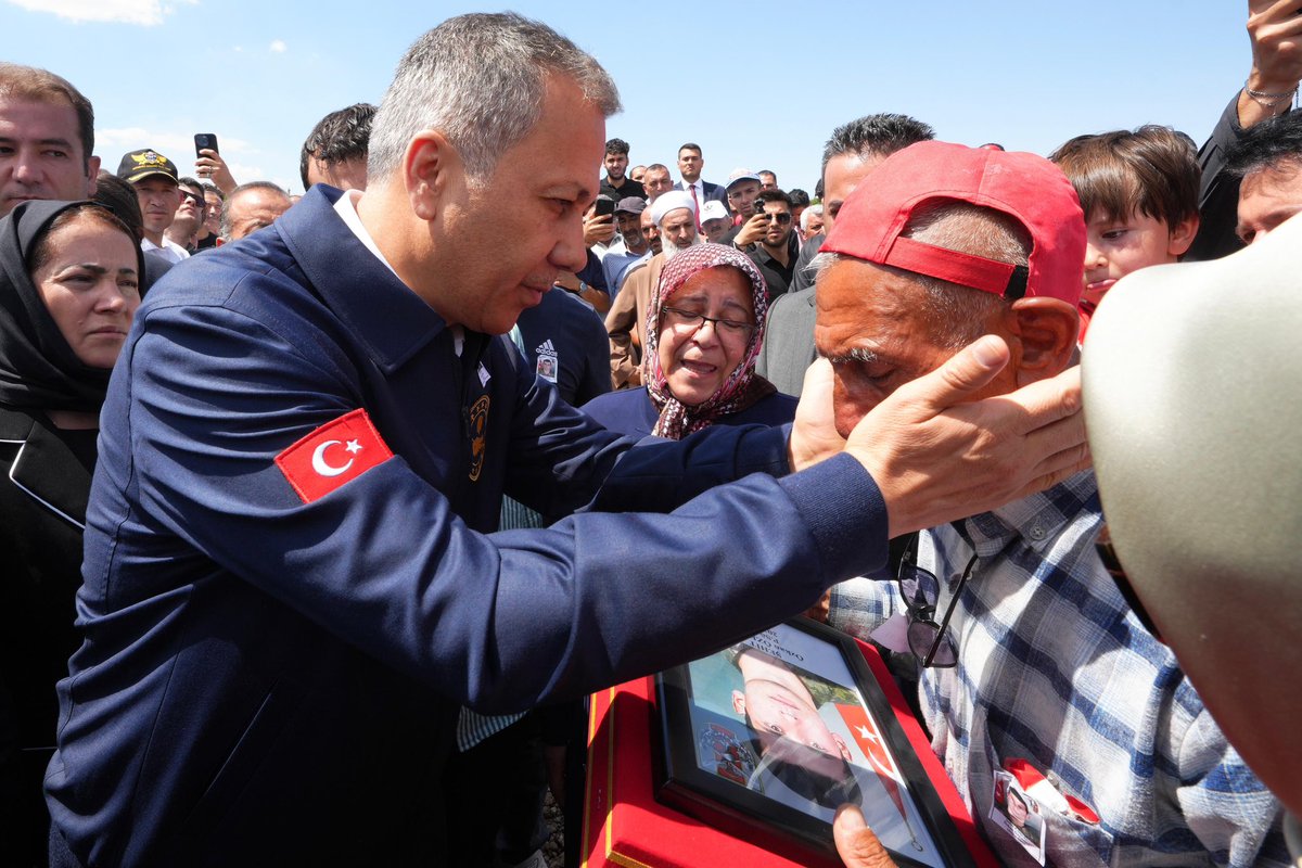 AliYerlikaya's tweet photo. Milletimizin başı sağ olsun🇹🇷

Pençe Kilit Harekat Bölgesi’nde şehit olan kahraman Mehmetçiğimiz Piyade Sözleşmeli Er Özkan Özkanlı’nın memleketi Aksaray’daki cenaze törenine katıldık.🇹🇷

Şehidimize Allah'tan rahmet; ailesine, kahraman ordumuza ve Milletimize başsağlığı diliyorum.

Şehidimizin makamı âli olsun🇹🇷