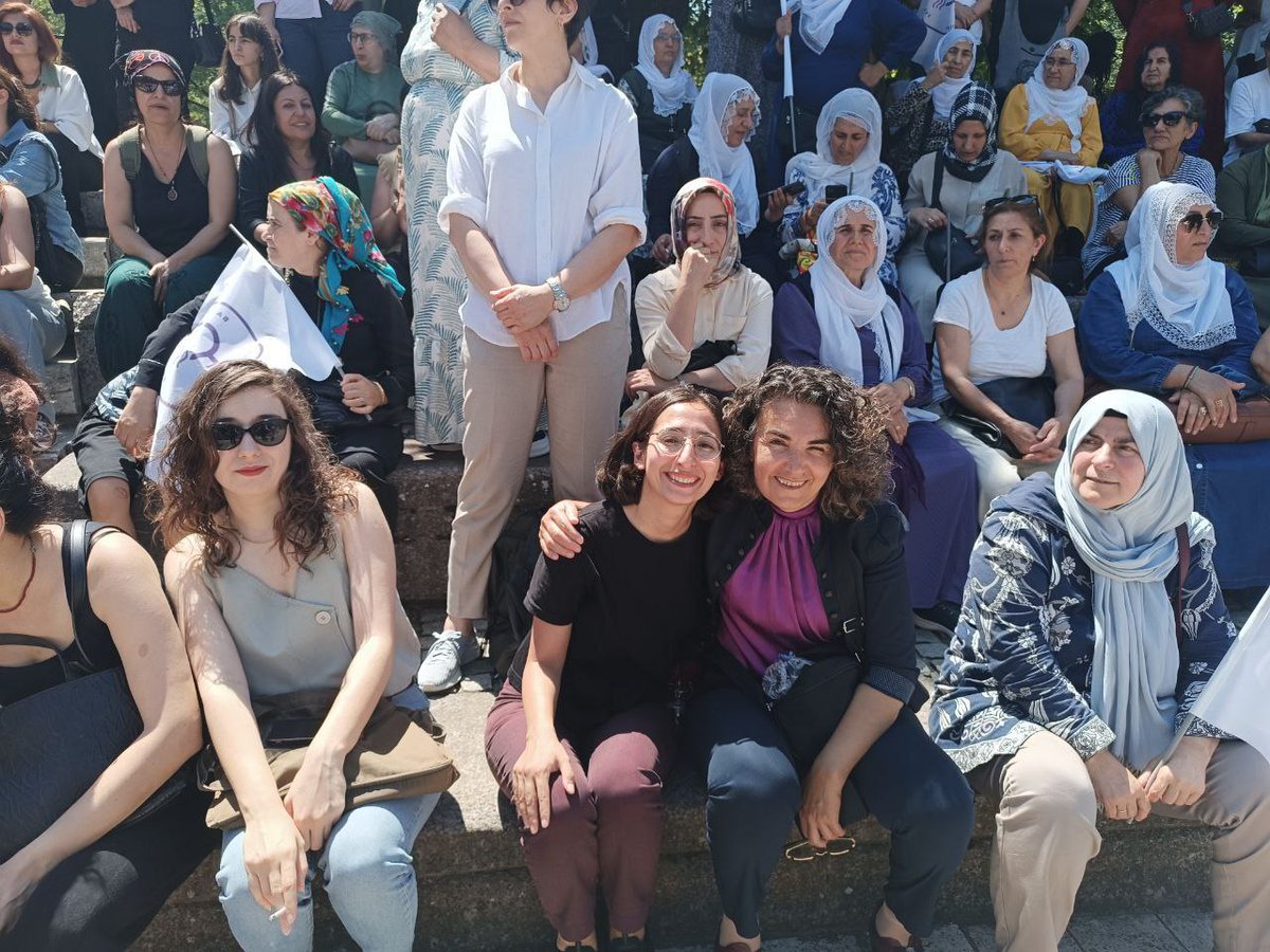 Ankara'da kadınlarla birlikte barışa ihtiyacımız olduğunu haykırdık. 

Siyasetin suç olmaktan çıkarılması, TMK gibi kanunların kaldırılması, hasta tutsaklar başta olmak üzere politik tutsakların bırakılması taleplerini dile getirdik.