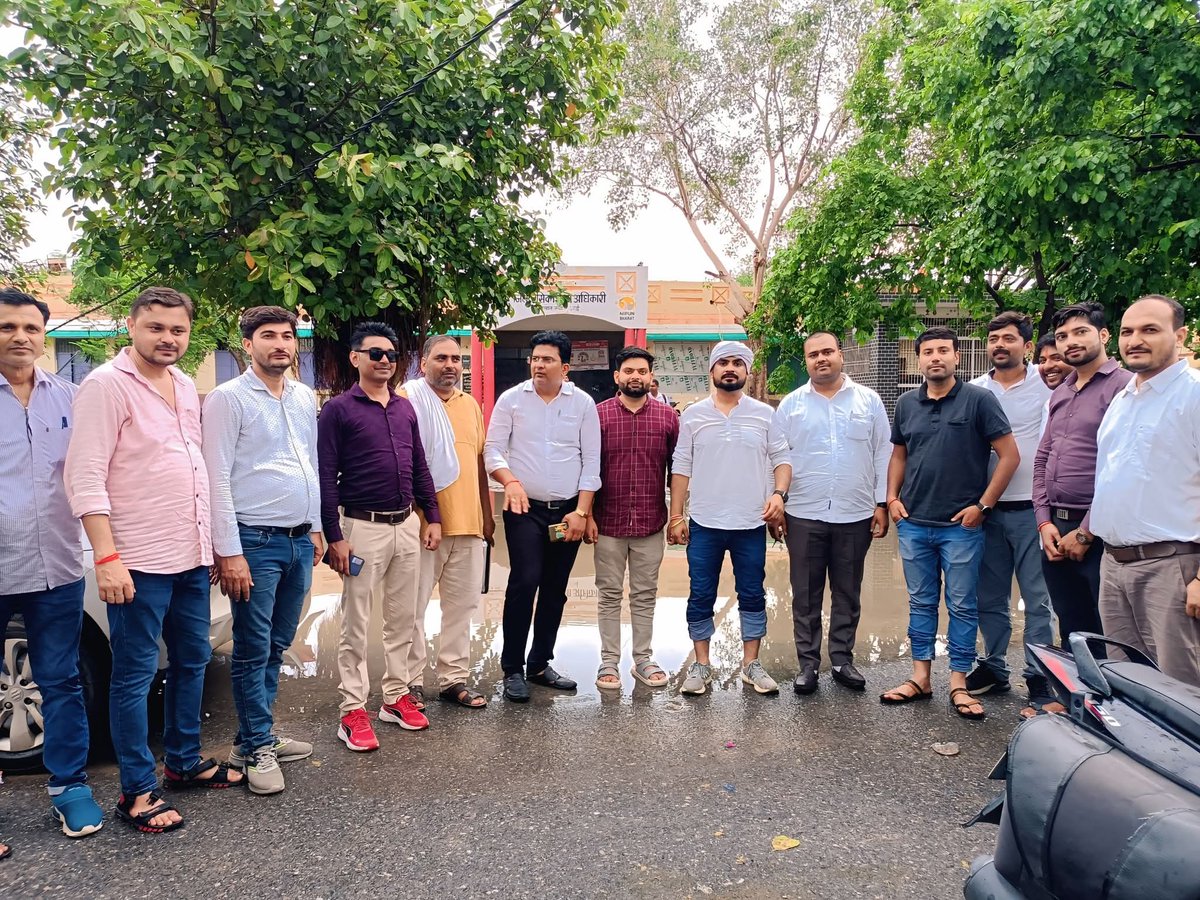 उत्तर प्रदेशीय प्राथमिक शिक्षक संघ के बैनर तले भीषण बारिश में भी मजबूती के साथ शिक्षकों एवं छात्रों के अभिभावकों ने धरना किया एवं ज्ञापन दिया 
<a href="/vipinUPPSS/">Vipin Bihari | विपिन बिहारी |وپن اپادھیائے</a>  
<a href="/TrHarshvardhan/">Abhishek Harshvardhan</a>