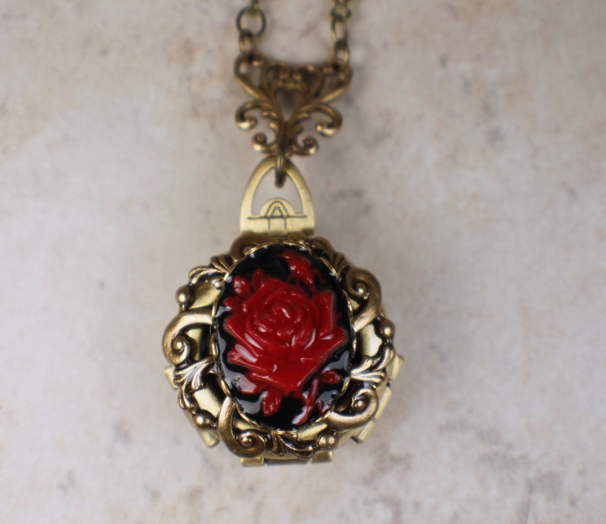 #charsfavoritethings #watch Red Rose Cameo Photo Locket Bronze
$65.00
Get here bit.ly/3arMEud