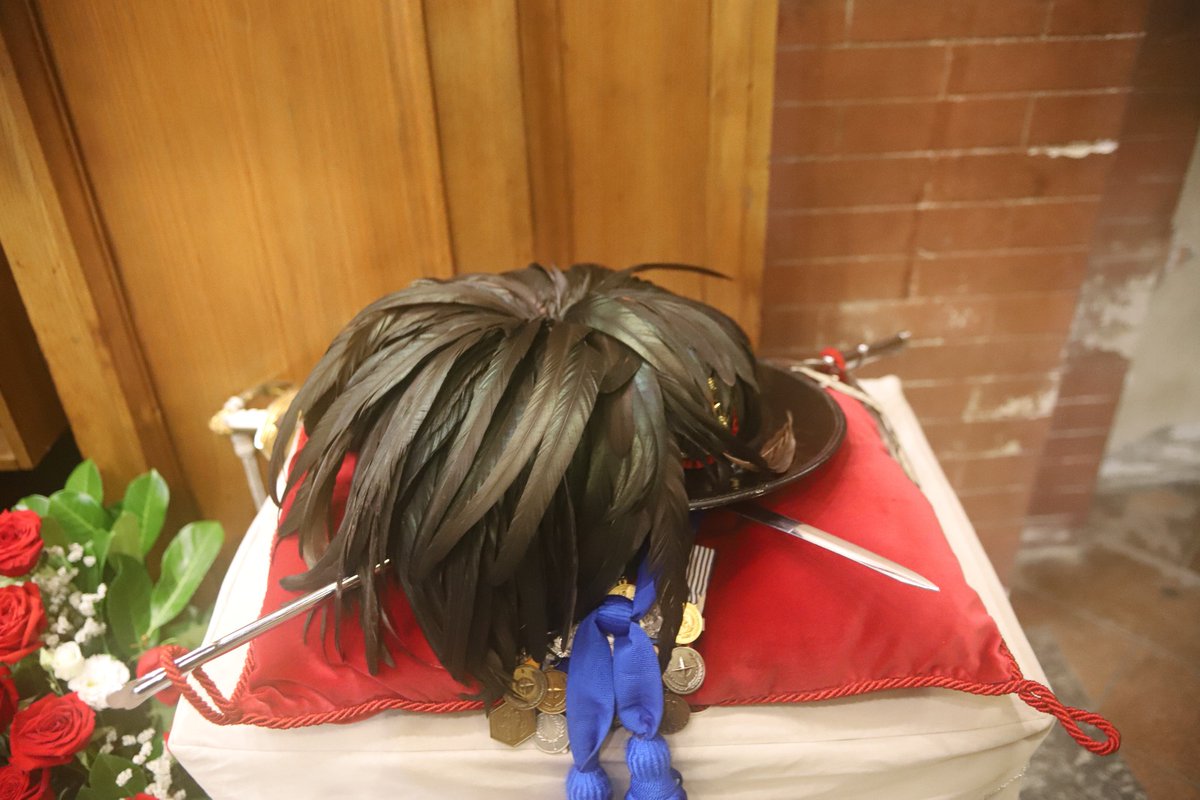 Il Gen #Portolano a Milano ha reso omaggio al Gen C.A. Mauro Del Vecchio straordinario #bersagliere che con onore, autorevolezza e profonda umanità ha servito l’Italia. Le #ForzeArmate🇮🇹 oggi lo salutano con riconoscenza e rispetto e si stringono ai suoi cari