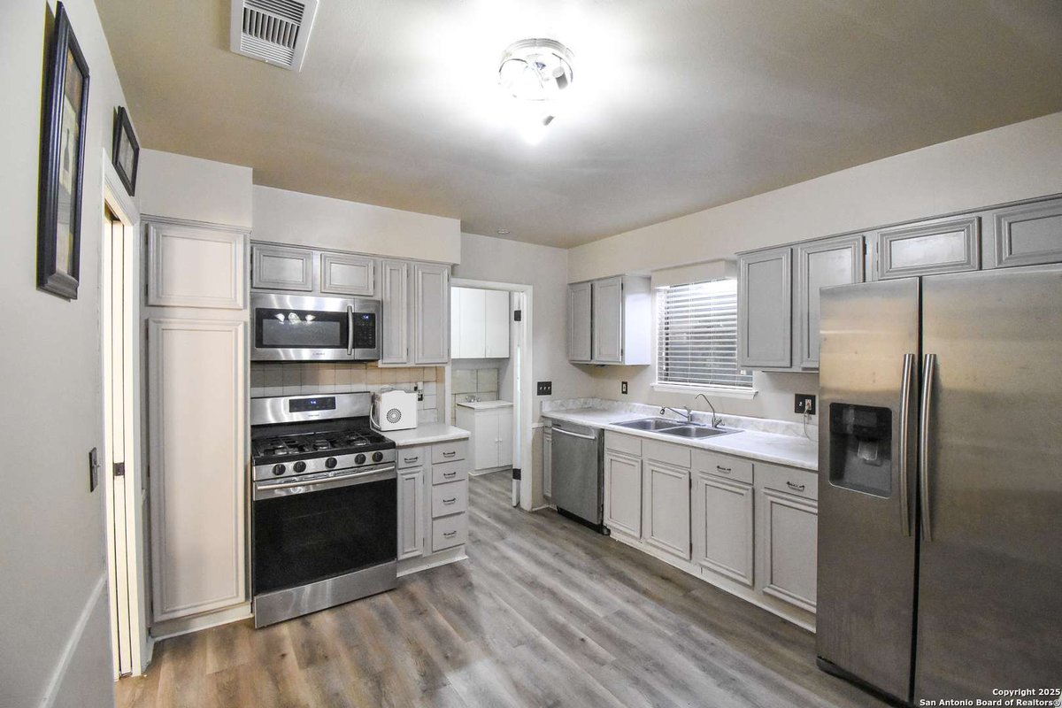 AMRGrouptx's tweet photo. New Listing Price: $205,000
7406 Castle Wood, San Antonio, TX 78218 is a fantastic property with 3 bedrooms and 2.0 bathrooms.
See more here: https://t.co/rzEpOK6xKG https://t.co/b8jPt5qbzI