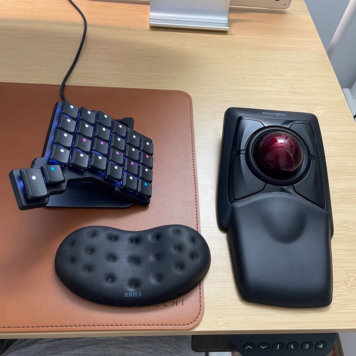 NikolovLazar's tweet image. This setup feels as good as it looks. Just two days in with my new Kinesis Expert mouse and I’m already productive. Muscle memory is catching up fast.