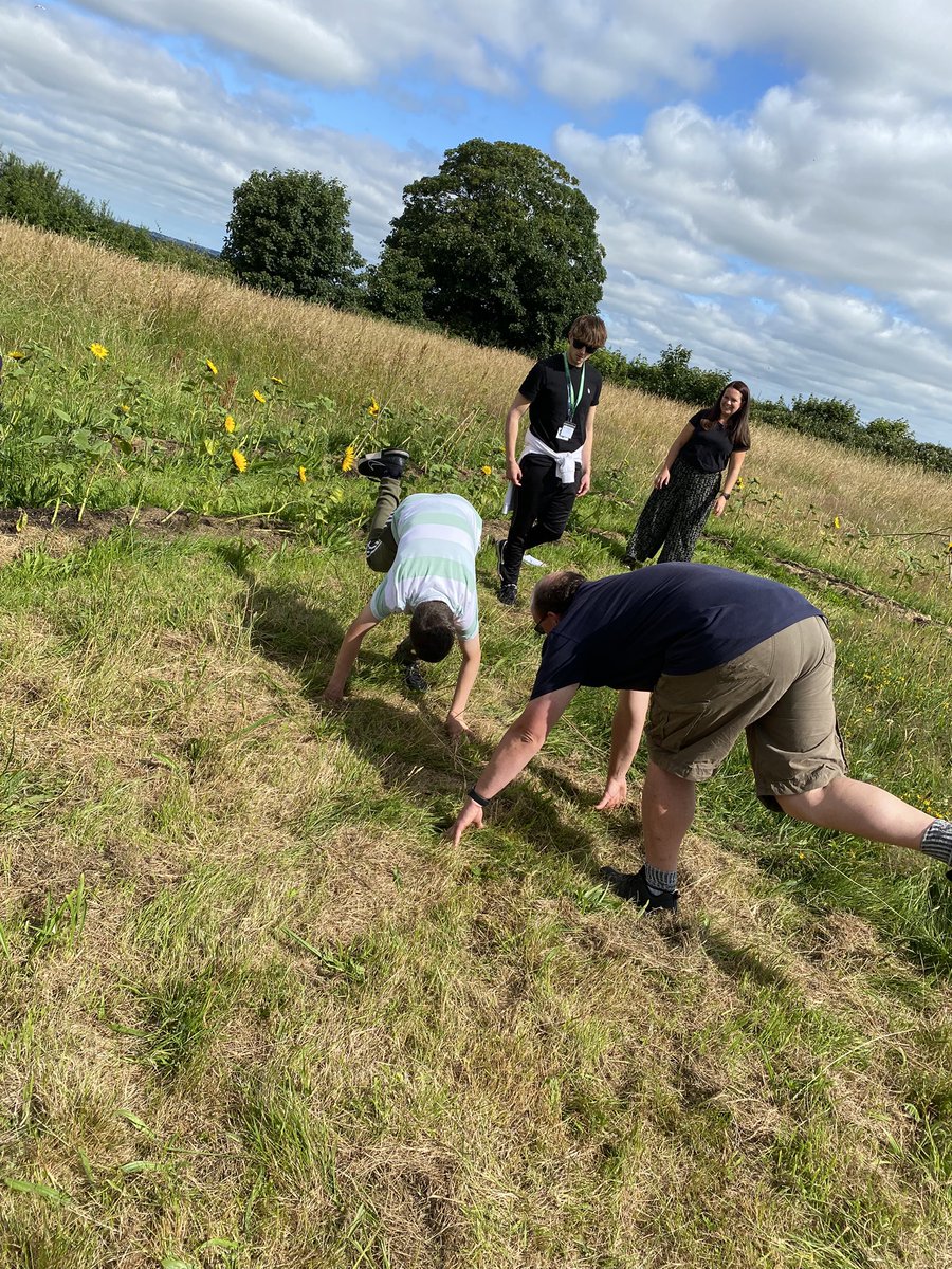 YPendalar's tweet image. Sesiwn Ymwybyddiaeth Ofalgar yn yr ardd heddiw yn defnyddio ‘Labyrinth Blodau Haul’ fel ardal i feddwl, a dipyn o waith twtio yn yr ardd!! #lles #garddio