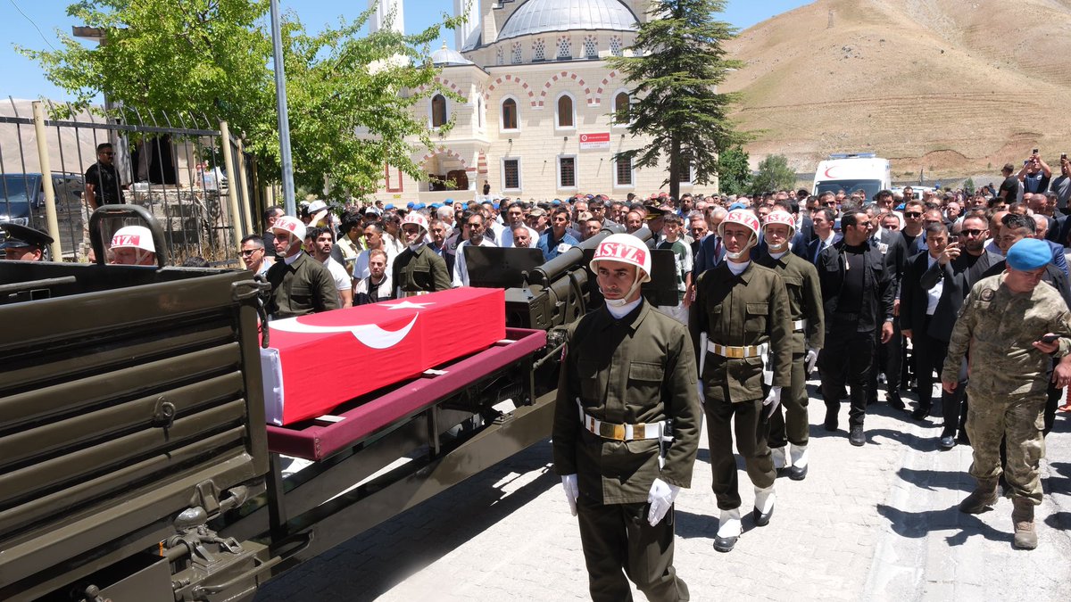 Nesrullah TANĞLAY 🇹🇷 (@ntanglay) on Twitter photo Ulaştırma ve Altyapı Bakanımız Sayın <a href="/a_uraloglu/">Abdulkadir URALOĞLU</a>, Bitlis Valimiz Sayın <a href="/ahmetkarakaya37/">Ahmet Karakaya</a>, Milletvekilimiz Sayın <a href="/T_Bedirhanoglu/">Turan Bedirhanoğlu</a> ve vatandaşlarımızla birlikte kahraman Mehmetçiğimiz Piyade Sözleşmeli Er Celattin Uyanık’ı dualarla son yolculuğuna uğurladık.
Pençe-Kilit Harekâtı Ulaştırma ve Altyapı Bakanımız Sayın <a href="/a_uraloglu/">Abdulkadir URALOĞLU</a>, Bitlis Valimiz Sayın <a href="/ahmetkarakaya37/">Ahmet Karakaya</a>, Milletvekilimiz Sayın <a href="/T_Bedirhanoglu/">Turan Bedirhanoğlu</a> ve vatandaşlarımızla birlikte kahraman Mehmetçiğimiz Piyade Sözleşmeli Er Celattin Uyanık’ı dualarla son yolculuğuna uğurladık.
Pençe-Kilit Harekâtı