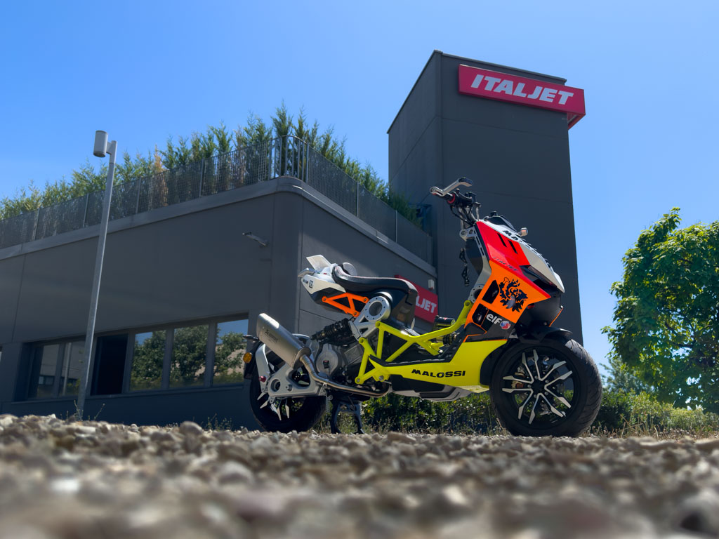 Sun’s out, wings out.

The Italjet Dragster Malossi Edition, basking in the Bologna sunshine here at Italjet HQ. Fully armed with Akrapovič exhaust and the signature stegosaurus rear wing pod.

#Italjet #Dragster #MalossiEdition #Bologna #Akrapovic #italjetdragster