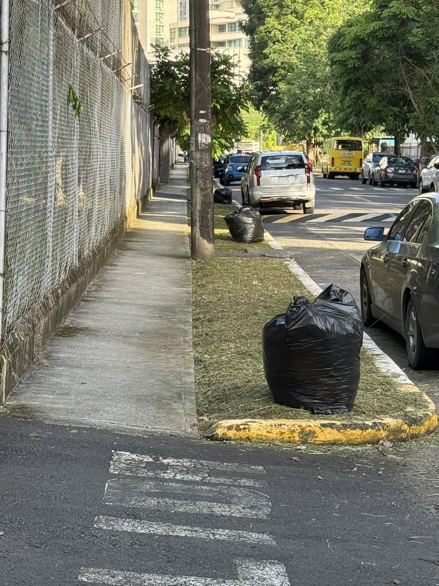 vicyas's tweet photo. Gracias, por favor darle seguimiento por los niños y padres de familia que usamos las aceras diariamente https://t.co/3mHt2f9NTk