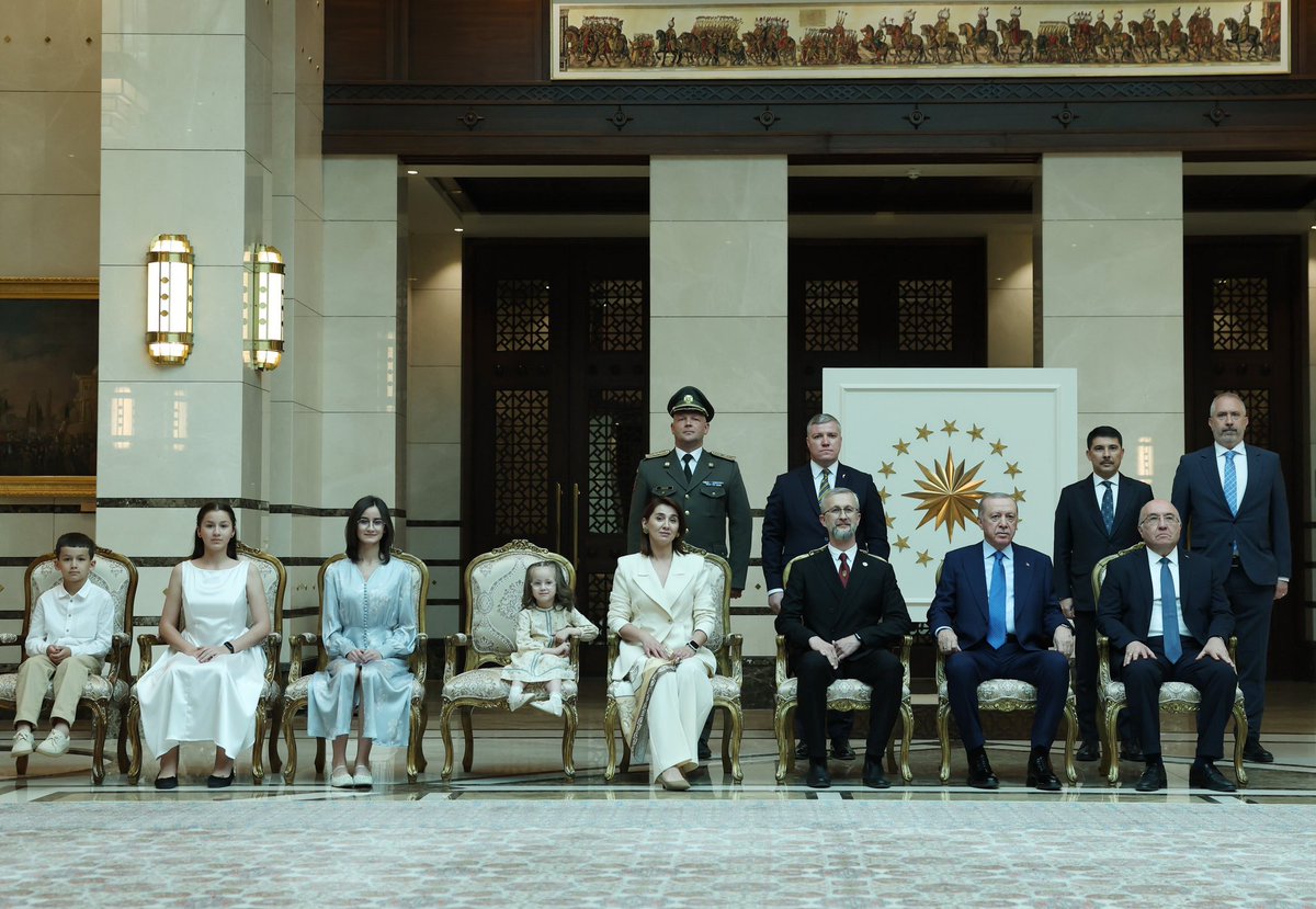 Kırım Türklerinin önemli isimlerinden ve aynı zamanda Ukrayna’ın Ankara büyükelçisi olarak atanan Neriman Celal, Cumhurbaşkanlığı Külliyesinde Cumhurbaşkanı Erdoğan’a güven mektubunu sundu.