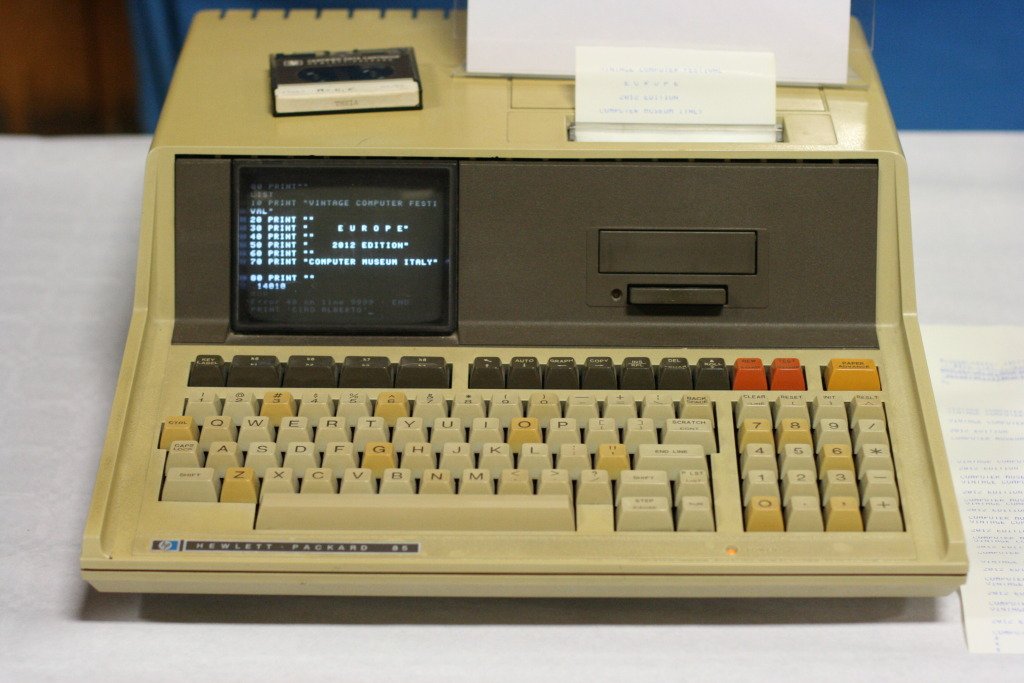 inovatechy's tweet image. #NesteDiaMasEm 1980, a Hewlett-Packard lançou a HP-85, microcomputador com impressora e plotter embutidos — precursor dos all-in-one 🧩🖨️
#HP85 #ComputaçãoPessoal #HP #HistóriaTech @HP @HPBrasil