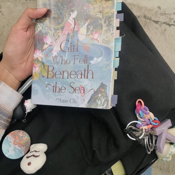 elysiankhair's tweet photo. Once upon a rainy day, I thought I was just waiting for my bus like a normal person. Apparently, I was unknowingly starring in someone's aesthetic moodboard.
Accidently iconic, I guess 🤭

#khái_today_storie #ReadingInPublic https://t.co/HRzZVGjZbd