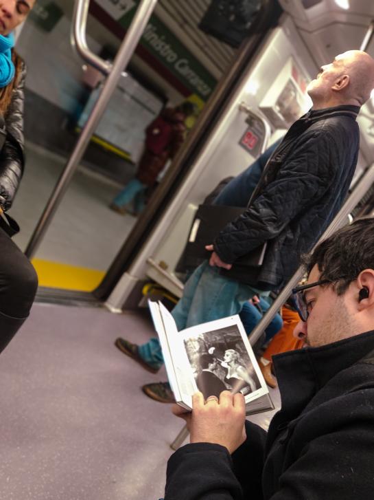 sublecturas's tweet image. "Breve historia del cine", de Ian Haydn Smith en la #LíneaD. Gracias @ArchieCoria 🚇📸😎