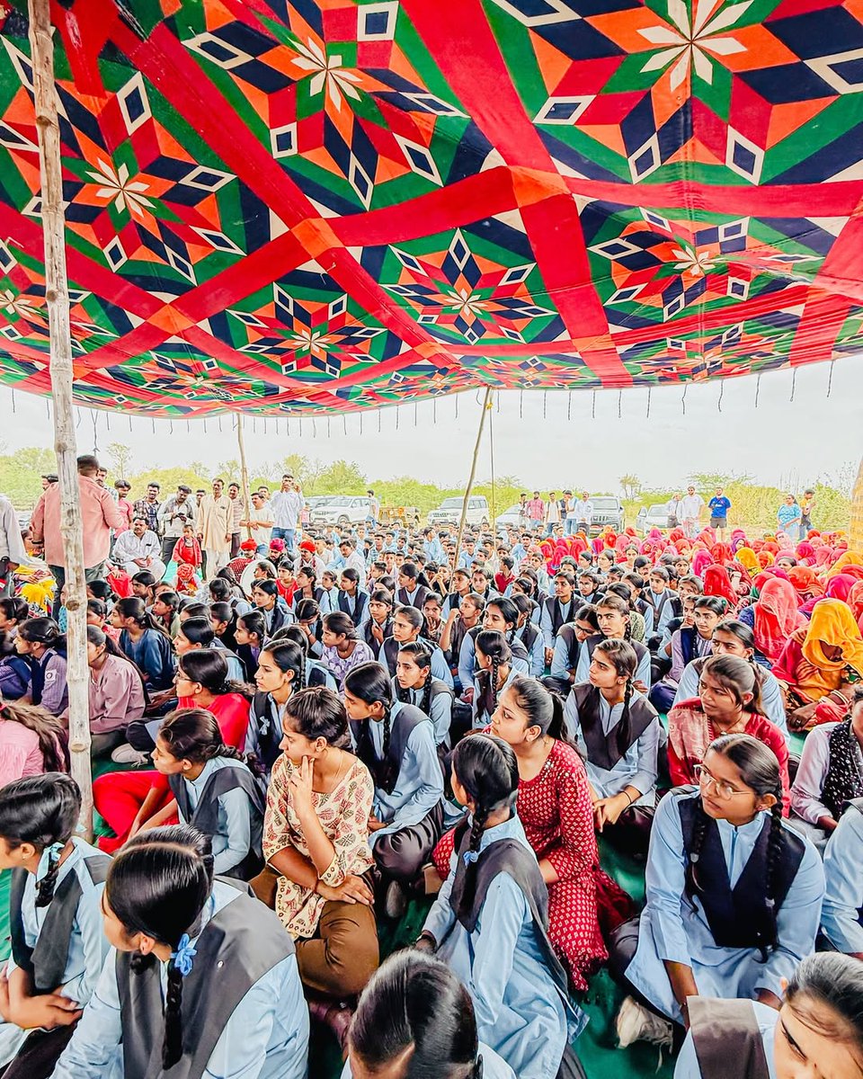 Meghraj Singh Royal (@mrs_royal9) on Twitter photo “पेड़ लगाना सिर्फ पर्यावरण को नहीं, आने वाली पीढ़ियों को संवारने जैसा है ।”
आज जैसलमेर के चांधन गांव में यूनाइटेड ग्लोबल पीस फाउंडेशन , वन विभाग जैसलमेर ,टीम ओरण ,आई लव ओरण फाउंडेशन के संयुक्त तत्वावधान में आयोजित वृक्षारोपण कार्यक्रम ने यह सिद्ध कर दिया “पेड़ लगाना सिर्फ पर्यावरण को नहीं, आने वाली पीढ़ियों को संवारने जैसा है ।”
आज जैसलमेर के चांधन गांव में यूनाइटेड ग्लोबल पीस फाउंडेशन , वन विभाग जैसलमेर ,टीम ओरण ,आई लव ओरण फाउंडेशन के संयुक्त तत्वावधान में आयोजित वृक्षारोपण कार्यक्रम ने यह सिद्ध कर दिया