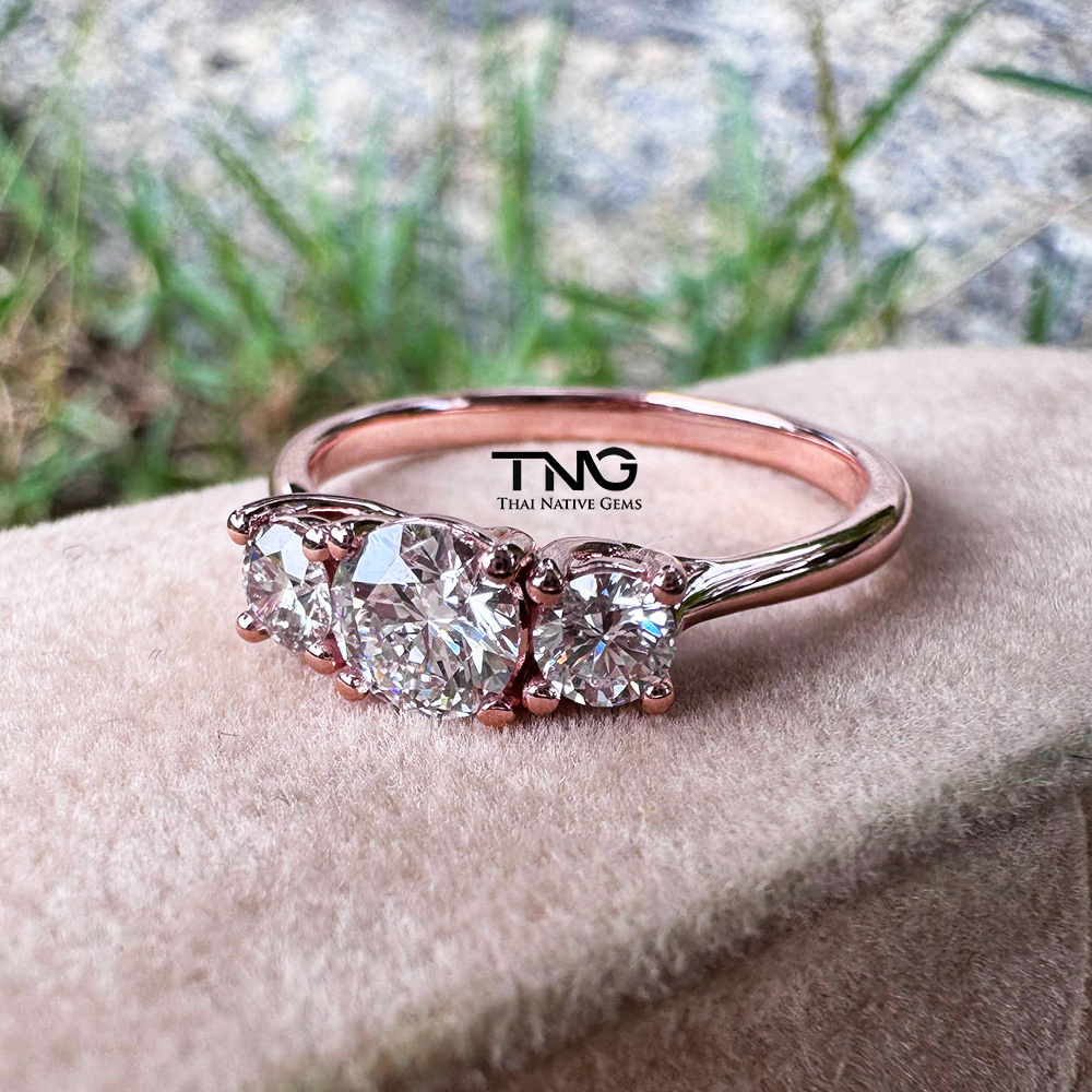 gems_bangkok's tweet image. Custom three-stone ring in 18K rose gold 🌹

✨ Center: 0.55ct D-VS1 IGI-certified lab diamond
💎 Sides: 0.34ct lab-grown

Ethical. Elegant. Everlasting.

#LabGrownDiamond #CustomRing #IGICertified #RoseGold #JewelryDesign #SustainableStyle #ThaiNativeGems
