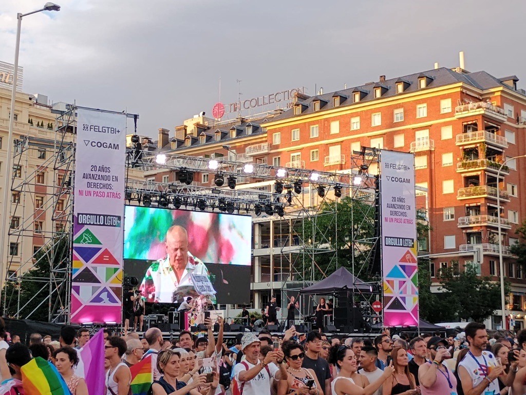 SomosHarmon's tweet image. Estilamos el amarillo pero vivimos toda la gama cromática.
Nuestro @gerloplop como maestro de ceremonias en el Orgullo LGTBIQ+ en Madrid:
"¡Alzad vuestra pluma orgullosa frente a quienes niegan derechos y propagan odio, discriminación y violencia!"